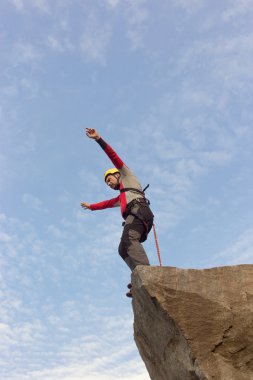 Bir ip ile uçurumdan atlamak.