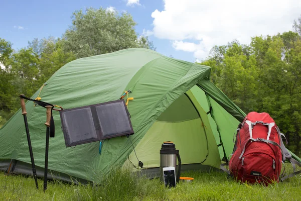 Nehir kıyısında ormanda kamp.