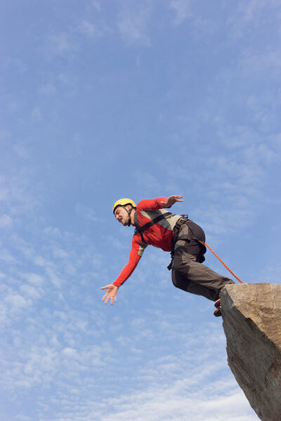 Прыгать с обрыва с помощью веревки
.