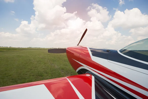 Bir pervane ile uçağın ön kısmını. 