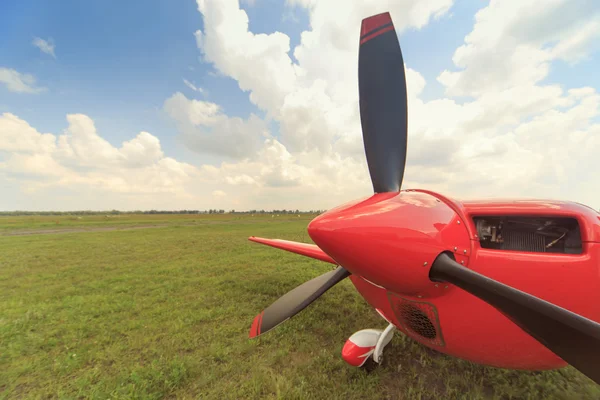 Bir pervane ile uçağın ön kısmını. 