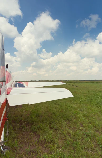 Güzel bir gökyüzü karşı havaalanında uçak mı.