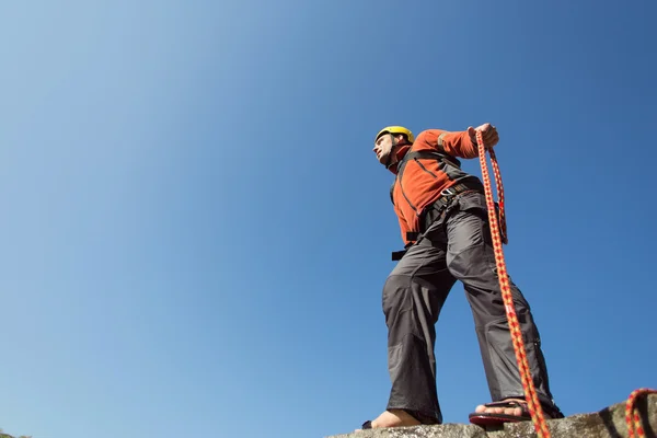 Mit einem Seil von der Klippe springen. — Stockfoto