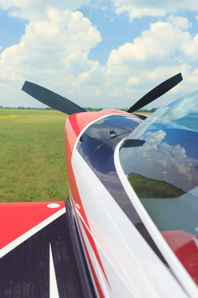 A parte da frente da aeronave com uma hélice . — Fotografia de Stock