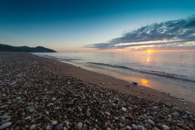 Yaz aylarında okyanus üzerinde güzel bir gündoğumu. 