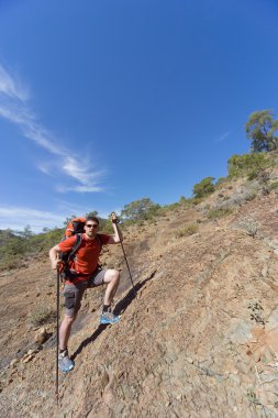 Dağda yürüyüş yapan bir adam.