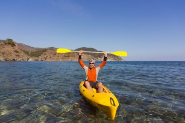 Bir adam tarafından kıyı boyunca Kano Seyahat.