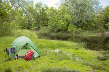 Nehir kıyısında ormanda kamp.