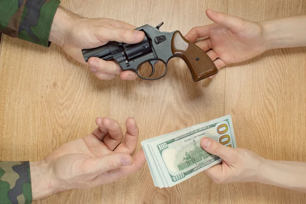 Transferencias de dinero a cambio de un arma bajo ciertas condiciones —  Fotos de Stock