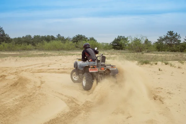 Racing Atv jest piasek. — Zdjęcie stockowe