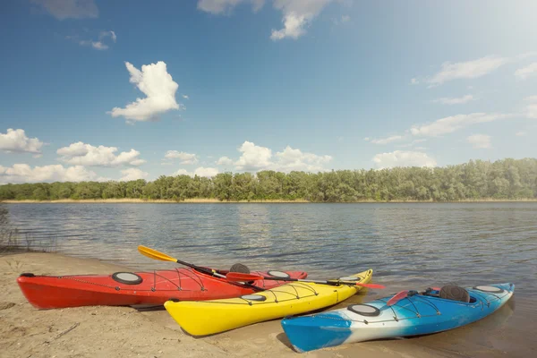 Zelten mit Kajaks am Strand. — Stockfoto