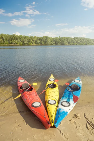 Camping avec kayaks sur la plage . — Photo