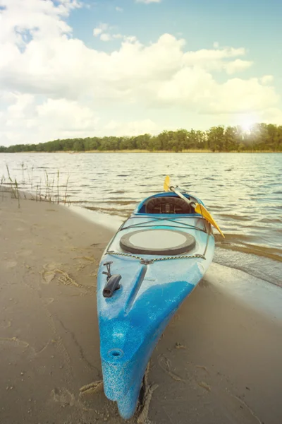 Zelten mit Kajaks am Strand. — Stockfoto