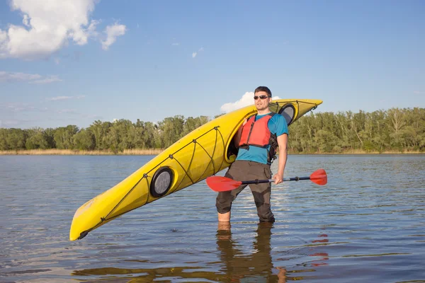 Uomo che viaggia sul fiume in kayak — Foto Stock