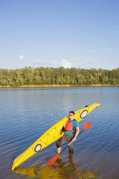 Homme voyageant sur la rivière en kayak — Photo