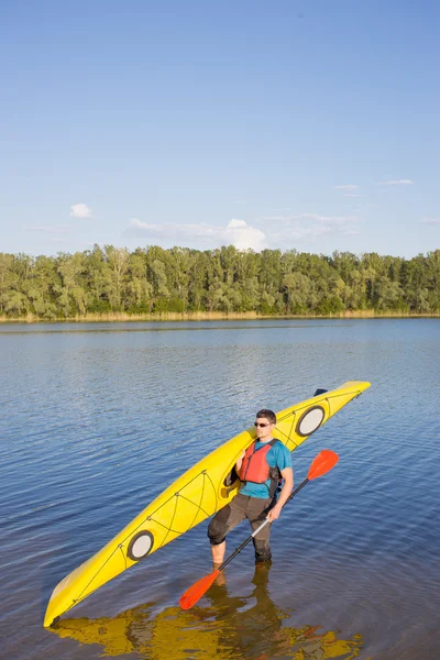 Uomo che viaggia sul fiume in kayak — Foto Stock