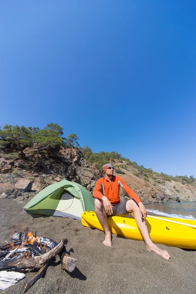 Los hombres viajan en canoa en el mar en el verano . — Foto de Stock