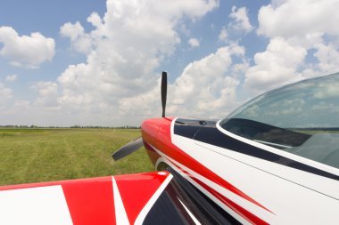 Bir pervane ile uçağın ön kısmını. 