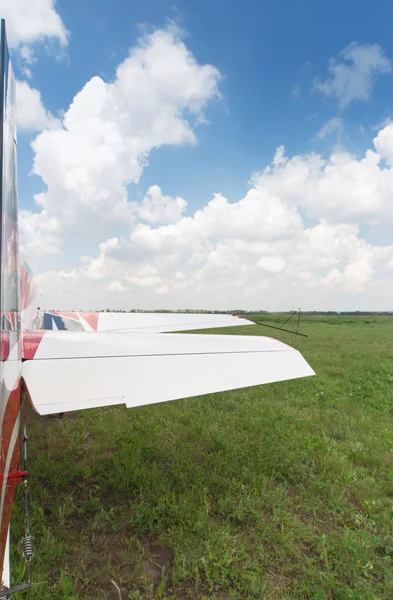 O avião está no aeroporto contra um belo céu . — Fotografia de Stock