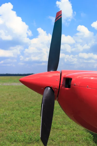 La parte delantera del avión con una hélice . — Foto de Stock