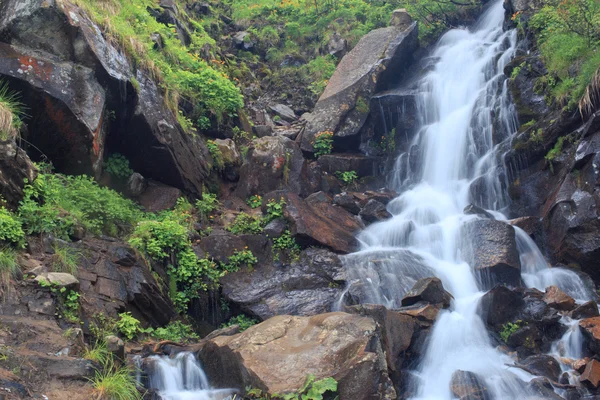 Beautiful waterfall in the mountains during the summer. — Stock Photo, Image