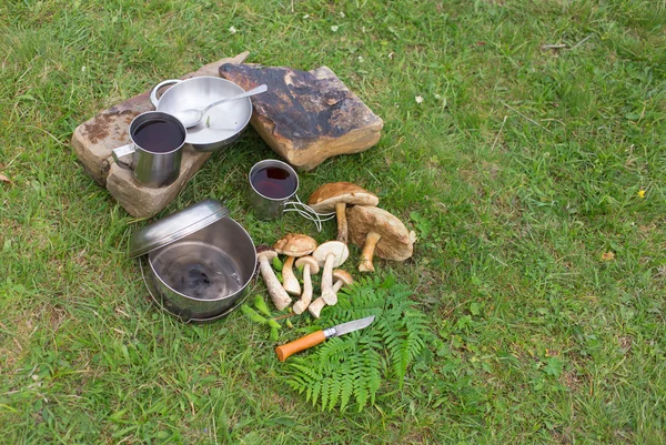 Camping in a mountainous area with cooking equipment. — Stock Photo, Image