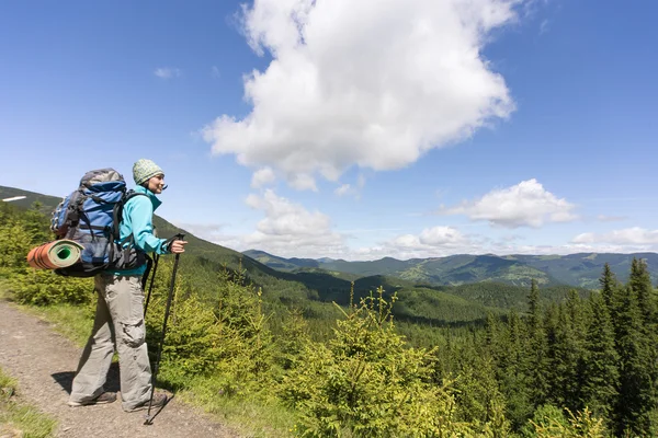 Vandring i bergen med en ryggsäck på en solig sommardag — Stockfoto