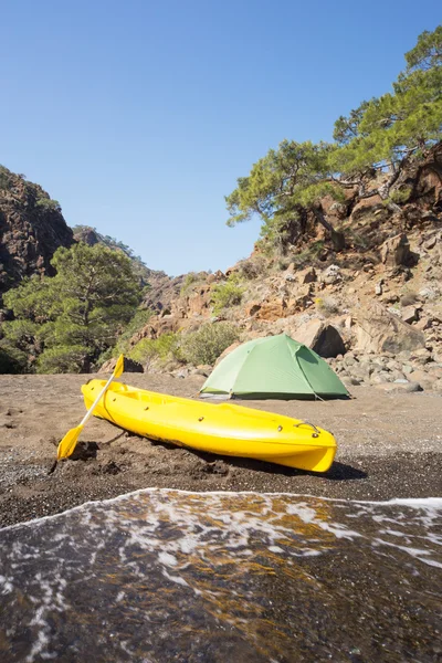 Campeggio con kayak sulla spiaggia in estate . — Foto Stock