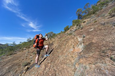 Dağda yürüyüş yapan bir adam.