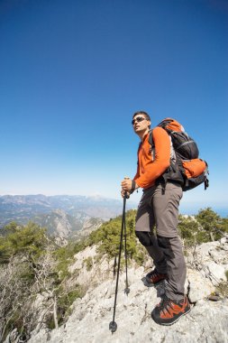 Adam dağlarda güneşli bir günde hiking. 