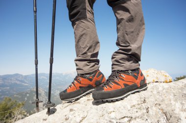 Adam dağlarda güneşli bir günde hiking. 