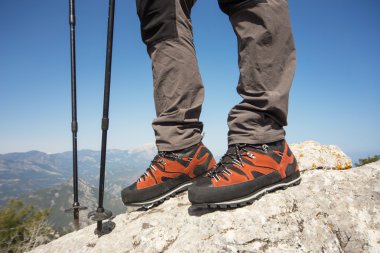 Adam dağlarda güneşli bir günde hiking. 