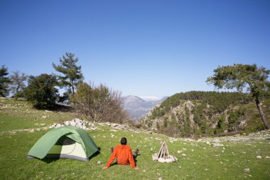 Yaz aylarında dağlarda çadır kamp adam.