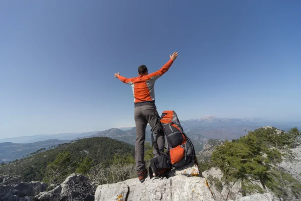 Man op een zonnige dag wandelen in de bergen. — Stockfoto