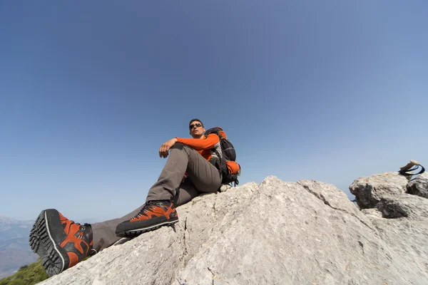 Jonge man met rugzak op een bergtop. — Stockfoto