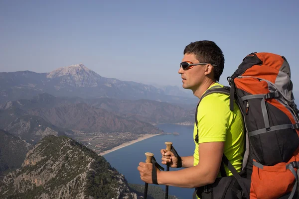 Joven con mochila en la cima de una montaña . — Foto de Stock