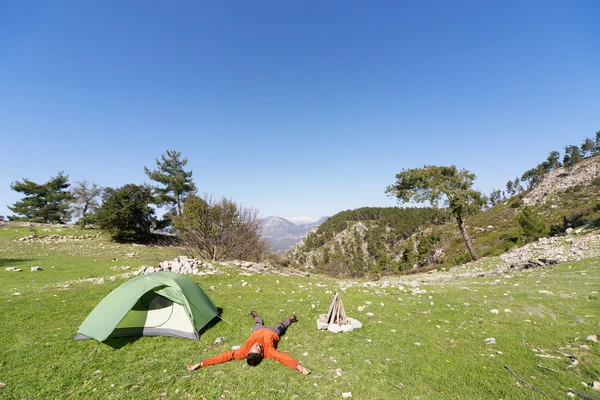 Man camping med tält i fjällen på sommaren. — Stockfoto