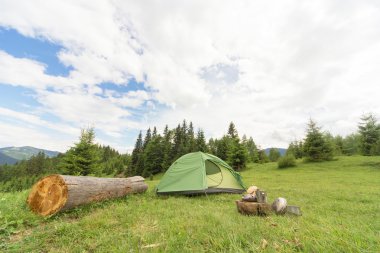 Pişirme ekipmanları ile dağlık bir bölgede kamp.