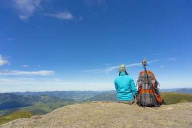 Güneşli bir yaz aylarında dağlarda hiking.