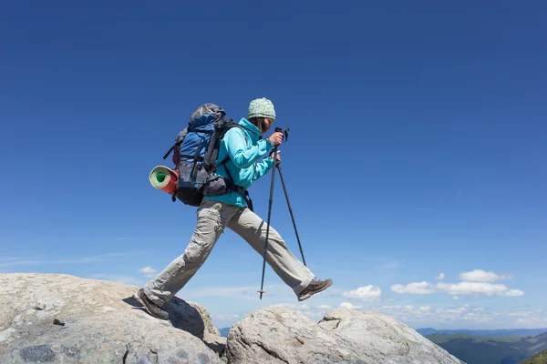 Güneşli bir yaz aylarında dağlarda hiking. — Stok fotoğraf