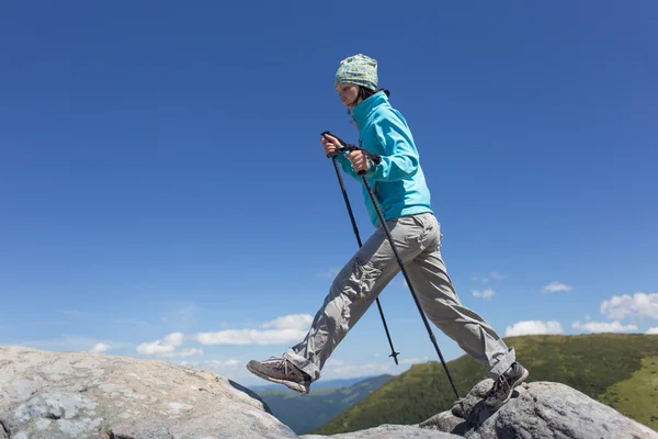 Escursioni in montagna in estate in una giornata di sole . — Foto Stock