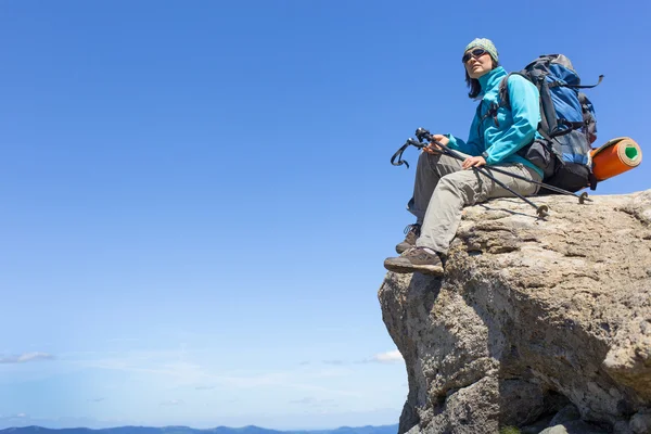 Wandern in den Bergen im Sommer an einem sonnigen Tag. — Stockfoto