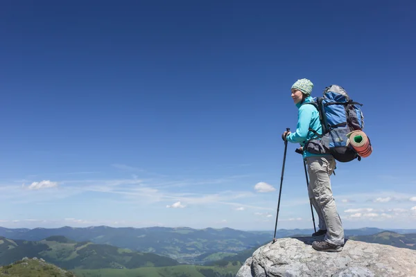 在夏天在晴朗的一天在山里徒步旅行. — 图库照片