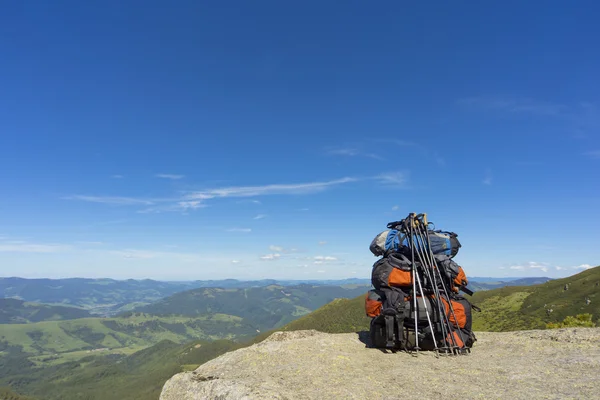 Camping with backpacks in the mountains against the blue sky. — Stock Photo, Image