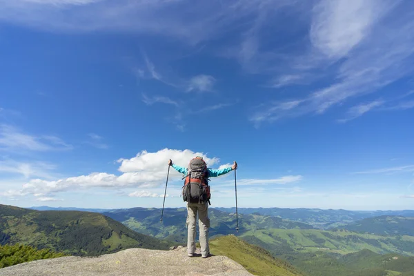 Senderismo en las montañas en verano en un día soleado . — Foto de Stock