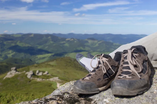 Κάμπινγκ με τα παπούτσια στα βουνά κατά το γαλάζιο του ουρανού. — Φωτογραφία Αρχείου