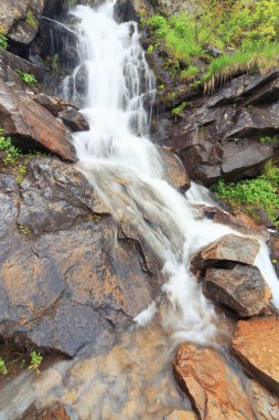 Yaz boyunca dağlarda güzel şelale.
