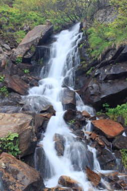 Yaz boyunca dağlarda güzel şelale.