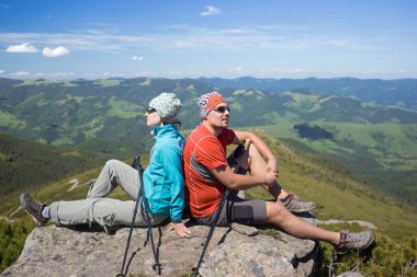 Güneşli bir yaz aylarında dağlarda hiking.
