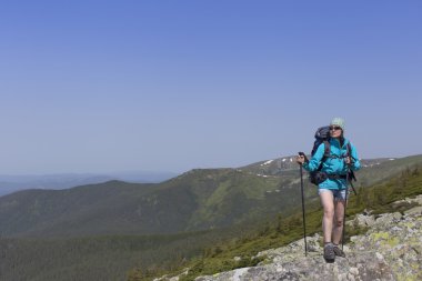 Bir sırt çantası içinde bir dağ yürüyüşü yaz aylarında kızla.